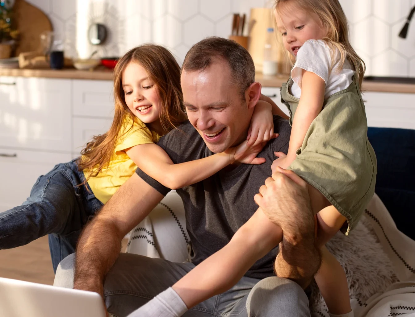 parent-trying-work-from-home-surrounded-by-kids Primavolt Vorteile DSL