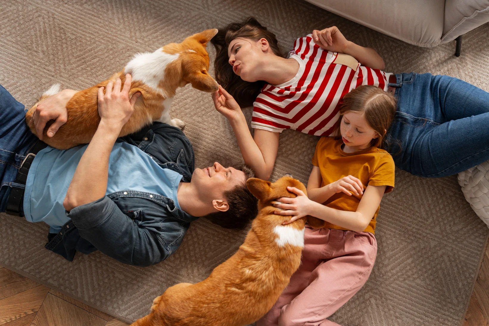 people-indoors-loving-their-dogs-(1) Gemütlichkeit zu Hause mit Gas von Primavolt