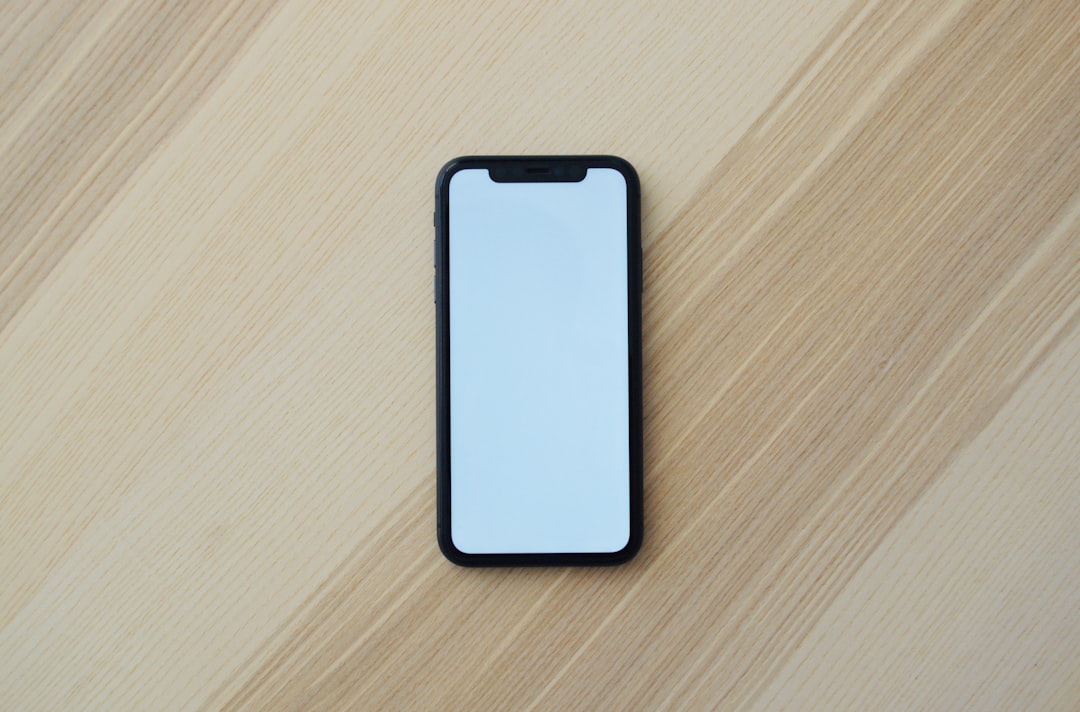 Mobilfunk Handy auf einem Holztisch; im Vergleich zu Festnetz